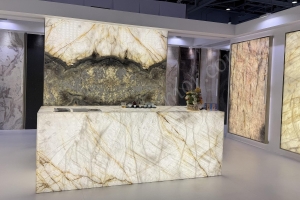 Панно и барная стойка из оникса